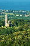 Una chiesa a San Nicolao in Corsica, sullo sfondo la costa orientale dell'isola