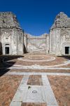 Una chiesa in rovina nel complesso dell'Abbazia del Goleto a Sant'Angelo dei Lombardi