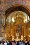 Un'immagine della messa domenicale all'interno di una chiesa di L'Isle-sur-la-Sorgue, in Provenza (Francia) - foto © Oleg Znamenskiy / Shutterstock.com