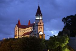 Una chiesa in legno illuminata di notte a Puerto Varas, Cile.

