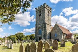 Una chiesa in pietra con il cimitero sull'isola di Wight, Inghilterra.
