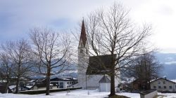 Una chiesa nel villaggio di Terfens in Tirolo (Austria).