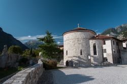 Una chiesa nella città fortificata di Venzone, Friuli Venezia Giulia, Italia. Dal 1965 la città è monumento nazionale di interesse storico e artistico: sul suo territorio ...