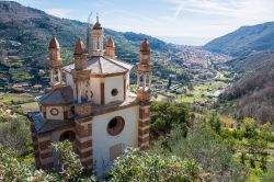 una chiesa nella valle di Finalborgo in Liguria