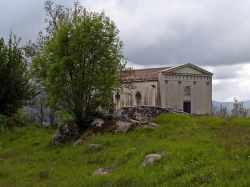 Una chiesa nelle campagne di Moio della Civitella in Provincia di Salerno Di Ziegler175 - Opera propria, CC BY-SA 3.0, Collegamento