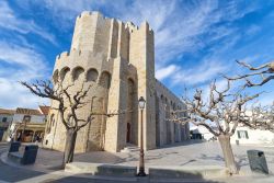 Una chiesa presbiteriana nel centro storico di Saintes Maries de la Mer in Provenza