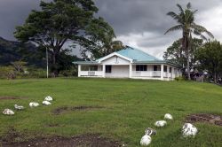 Una chiesetta in legno nell'isola di Viti Levu, Figi.  La maggioranza della popolazione è di fede cristiana.
