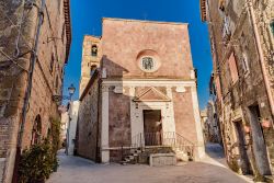 Una chiesetta nel centro storico di Pitigliano, Toscana. Il borgo viene anche chiamato "piccola Gerusalemme" per la presenza di una comunità ebraica - © DiegoMariottini ...