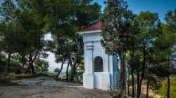 Una chiesetta votiva lungo la strada in pietra per il castello di Santa Anna a Oliva, Spagna.
