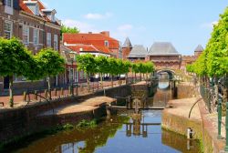 Una chiusa lungo i canali del centro di Amersfoort (Paesi Bassi). Sullo sfondo la Koppelppoort.