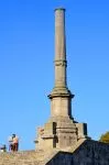 Una colonna commemorativa di fronte alla chiesa di Santa Luzia a Viana do Castelo, Portogallo - © Alena Zharava / Shutterstock.com