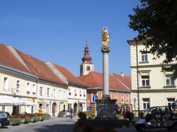 Una colonna nel centro cittadino di Ptuj, Slovenia. Sulla sommità si erge una grande statua dorata - © Vladislav T. Jirousek / Shutterstock.com