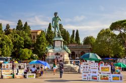 Una copia della statua del David a Piazzale Michelangelo a Firenze, il celebre punto panoramico. - © Aksenya / Shutterstock.com