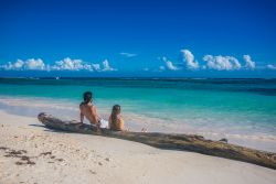 Una coppia in relax su una spiaggia tropicale di Akumal, Messico.



