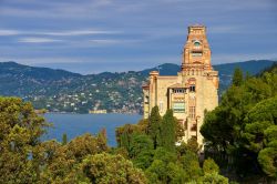 Una delle antiche ville del borgo di Zoagli, Genova, circondate dalla vegetazione - © LianeM / Shutterstock.com