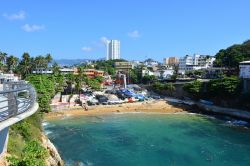 Una delle magnifiche spiagge di Acapulco, costa del Pacifico in Messico - © mundosemfim / Shutterstock.com