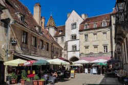 Una delle piazze centrali di Semur en Auxois, pittoresca cittadina medievale della Borgogna - © Martina Badini / Shutterstock.com