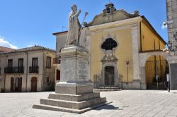 Una delle piazze di Nusco, il borgo dell'Alta Irpinia in Campania - © Giambattista Lazazzera / Shutterstock.com