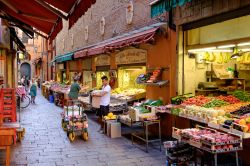 Una delle quattro strade principali del Mercato Quadrilatero in centro a Bologna - © Cividin / Shutterstock.com