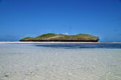 Una delle sette Isole dell'Amore, proprio di fronte alla spiaggia di Watamu, cittadina costiera situata a circa 18 km da Malindi, Kenya - foto © Przemyslaw Skibinski / Shutterstock.com ...