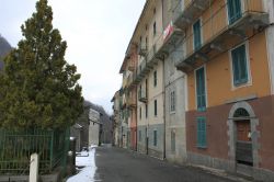 Una delle strade principali di Rosazza, Valle Cervo, Piemonte, in inverno. Arsassa, in piemontese, è un piccolo comune di 100 abitanti in provincia di Biella.



