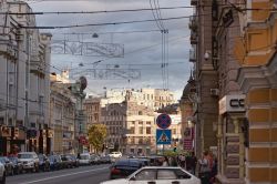 Una delle strade trafficate di Kharkiv, Ucraina. Il realismo socialista che ha plasmato questa cittadina le ha conferito caratteristiche urbanistiche e architettoniche uniche non più ...