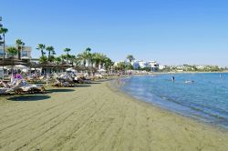 Una delle tante spiagge di Larnaca, costa sud di Cipro . - © xabi_kls / Shutterstock.com