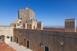 Una delle torri di guardia della fortezza di Palmela, Portogallo - © StockPhotosArt / Shutterstock.com