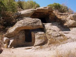 Una Domus de janas a Lotzorai in Sardegna - © Mauro Mereu, CC BY-SA 2.5, Wikipedia