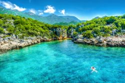 Una donna nuota in una splendida caletta di Simena (Turchia) affacciata sul Mediterraneo. Questa regione è stata dichiarata area speciale protetta nel 1990.



