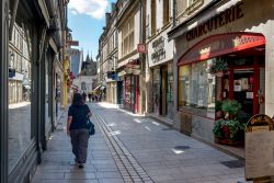 Una donna passeggia in Rue Monge nel centro di Beaune, Borgogna, Francia - © Edward Haylan / Shutterstock.com