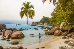 Una donna si rinfresca nelle acque dell'oceano su una spiaggia di Ilha Grande, Brasile.

