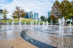 Una fontana a pavimento a Sam Hill Park nei pressi di Austin (Texas): un moderno spazio verde in un parco pubblico della città.

