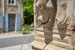 Una fontana antica nel centro di Barjac in Provenza