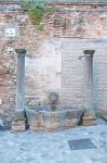 Una fontana antica nel centro di Santarcangelo