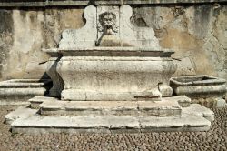 Una fontana con decorazioni scultoree nel centro di Riva del Garda, Trentino Alto Adige - © 92694028 / Shutterstock.com