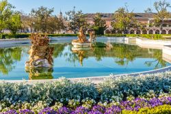Una fontana dei giardini nel palazzo reale di Aranjuez, Spagna. Piante e fiori impreziosiscono le fontane e i gruppi scultorei che fanno di questa cittadina una delle mete preferite nei dintorni ...