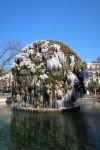 Una fontana ghiacciata in un parco pubblico di Montpellier, Francia, in inverno.

