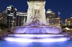 Una fontana illuminata di sera nel centro storico di Indianapolis (Indiana), USA.

