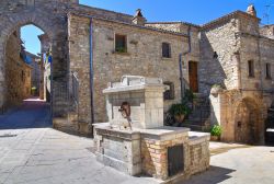 Una fontana in pietra nel centro di Guardia Perticara, Basilicata.
