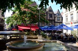 Una fontana nel centro di Bourges (Francia) con gente ai tavoli di un caffé-ristorante - © Pisarenko Olga / Shutterstock.com