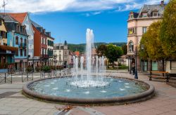 Una fontana nel centro di Saverne in Alsazia