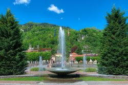 Una fontana nella città del benessere di San Pellegrino Terme in Val Brembana, Lombardia - © michelangeloop / Shutterstock.com