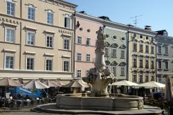 Una fontana nella piazza cittadina di Passau, Germania, con sullo sfondo eleganti palazzi dalla facciata pastello - © steve estvanik / Shutterstock.com