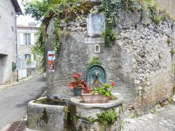 Una fontanella nel borgo di Saint-Bertrand-de-Comminges, Francia. Il villaggio si trova lungo il Cammino di Santiago di Compostela.

