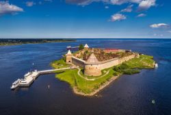 Una fortezza su lago Ladoga in Russia, nei pressi di San Pietroburgo, dove iniza a scorrere il fiume Neva che poi sfocierà sul Baltico