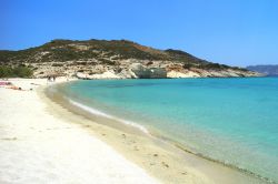 Una giornata di sole con l'acqua blu alla spiaggia di Prassa, isola di Kimolos (Cicladi).

