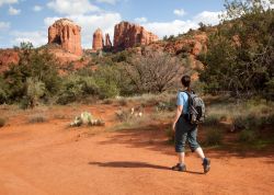 Una giovane donna fa trekking fra le rocce rosse di Sedona, Arizona - © Jim David / Shutterstock.com