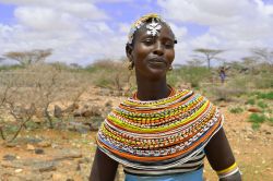 Una giovane ragazza keniota posa per una fotografia a Marsabit: indossa una tradizionale collana di perline colorate - © Adriana Mahdalova / Shutterstock.com