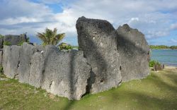 Una grande struttura in pietra lungo la costa dell'isola di Huahine: si tratta del luogo sacro di Marae Anini (Polinesai Francese).

